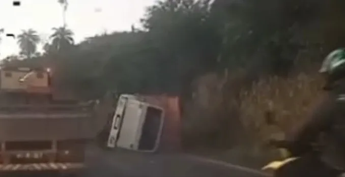 Caminhão tomba na BR-381 após invadir contramão e deixa trânsito lento