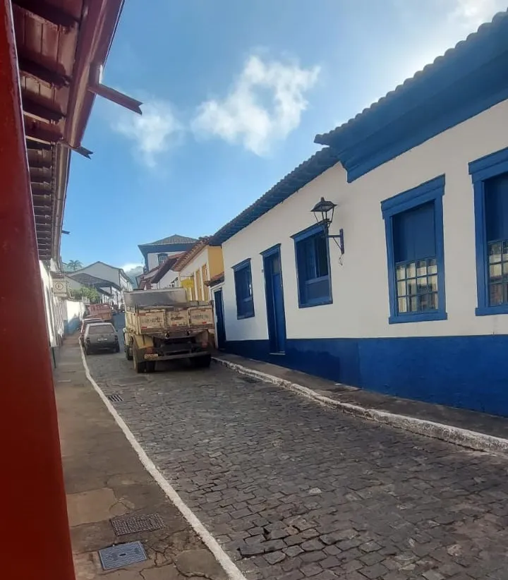 Moradores denunciam danos causados por caminhões e estacionamento irregular na Rua Pedro II em Sabará