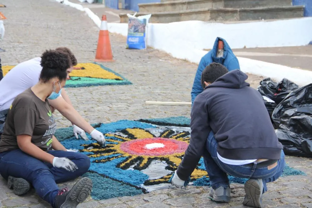 Participe da campanha "mãos de fé" e ajude a confeccionar os tapetes de Rua em Sabará