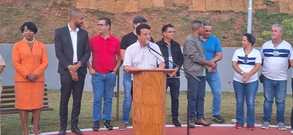 Prefeitura de Sabará inaugura praça jogador Hélio dos Santos no bairro Siderúrgica