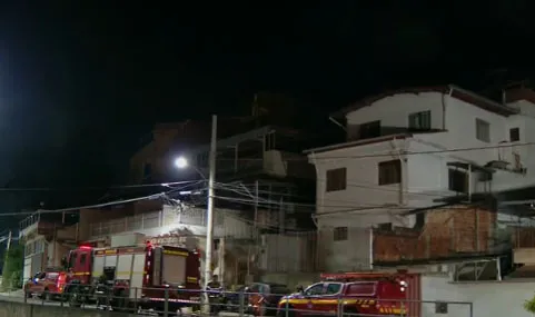 Homem preso por desacato após filho incendiar casa da família no bairro Campo Santo Antônio em Sabará 