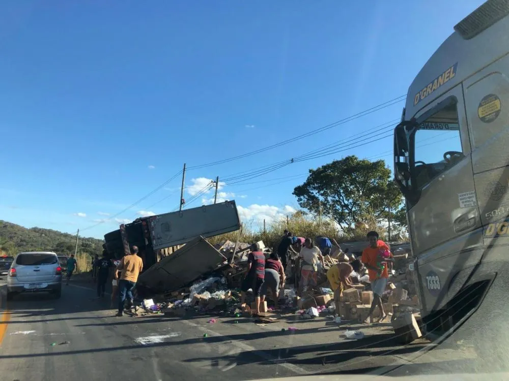 Carreta com 27 toneladas de produtos de limpeza tomba na BR-381 em Sabará: Carga é saqueada após acidente
