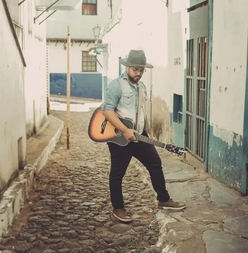 Fill Campos lança videoclipe com Sabará como cenário