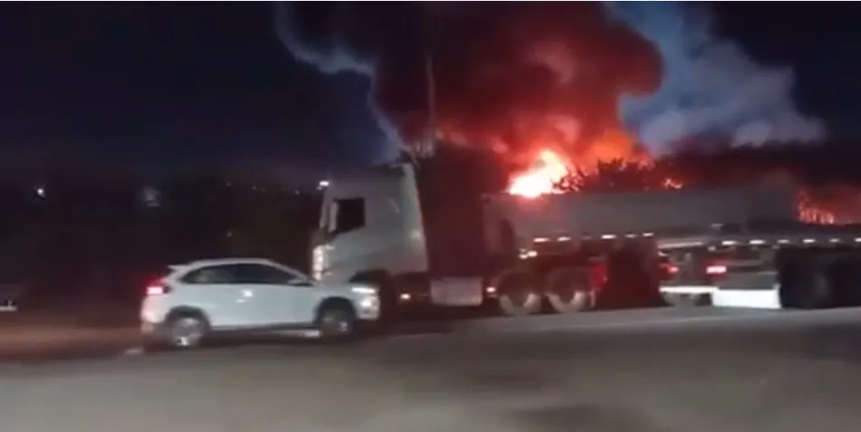 Incêndio atinge vegetação e carros às margens da BR-381 em Sabará