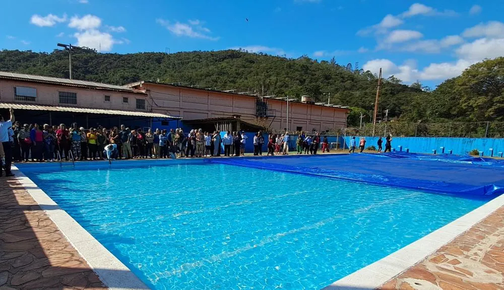 Piscina aquecida no complexo esportivo do Siderúrgica em Sabará