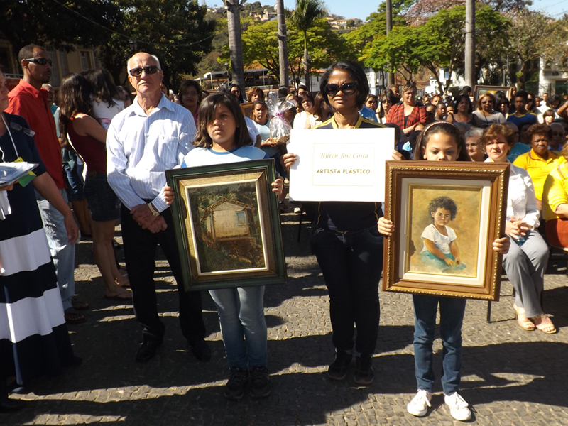 Escolas homenageiam personalidades da cidade no desfile de 7 de Setembro