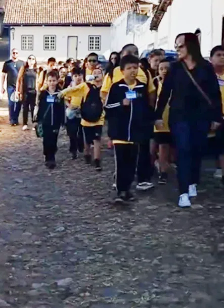 Estudantes da Escola Municipal Orozimbo Vaz de Araújo Costa visitam centro histórico de Sabará