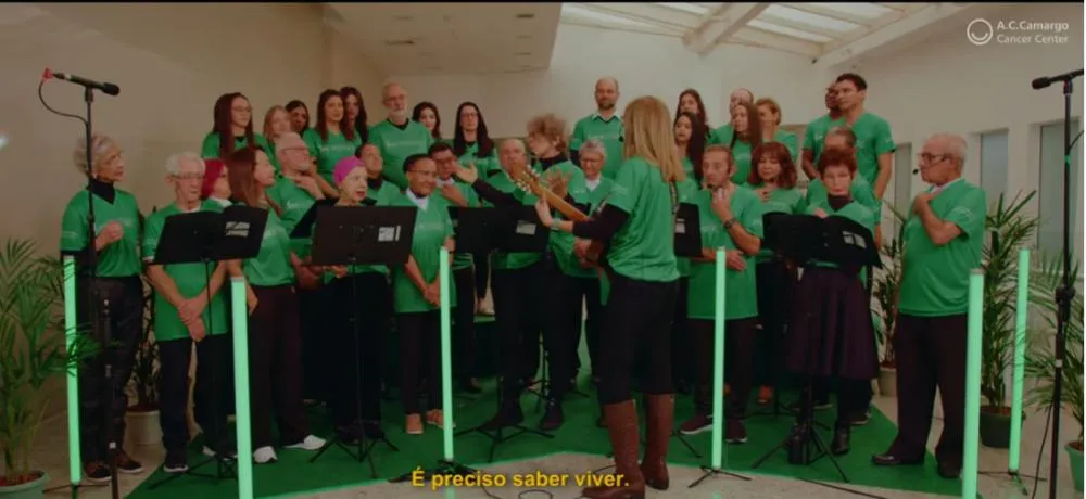 Coral sua voz e Branco Mello dos Titãs unem-se em apresentação inspiradora para pacientes de câncer de laringe