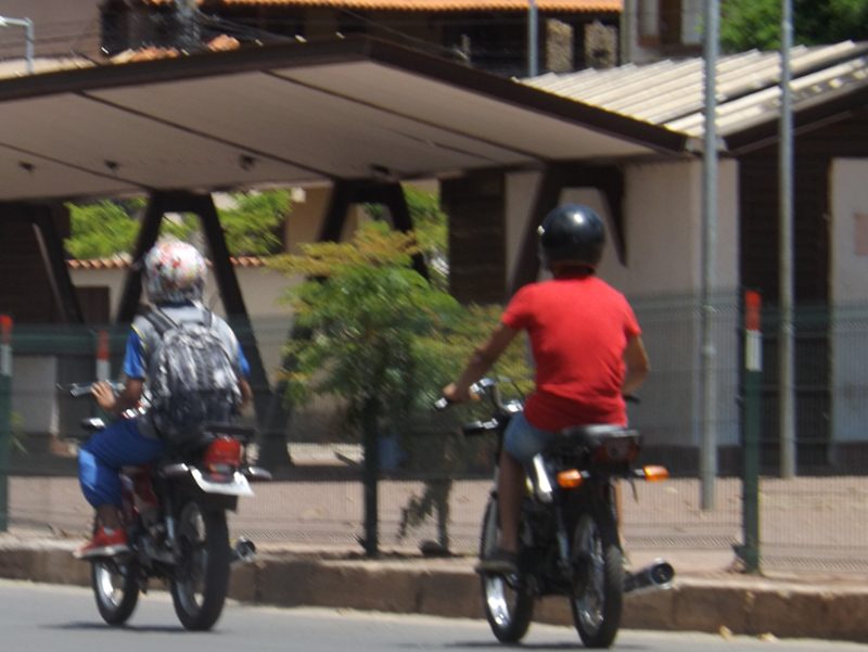 Livres de fiscalização, motos de menos de 50CC invadem as ruas da cidade