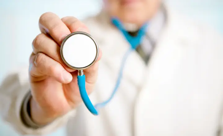 TCEMG multa médico por acúmulo ilegal de cargos públicos em Sabará e mais três municípios da grande BH