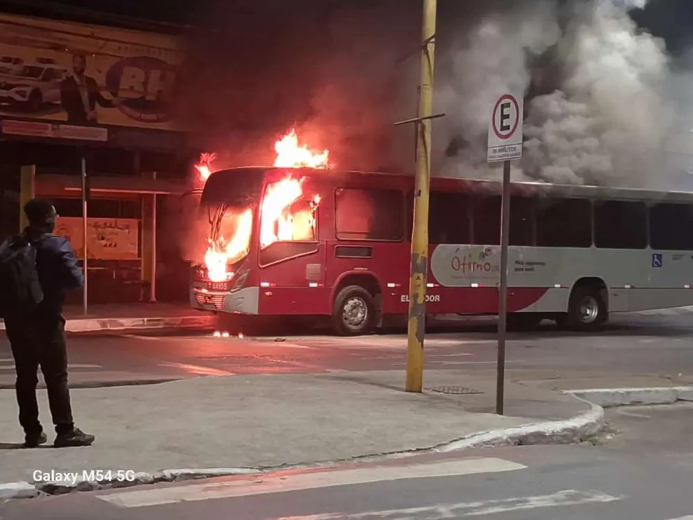 Ônibus é incendiado no centro histórico de Sabará em suposta retaliação à morte de dois jovens