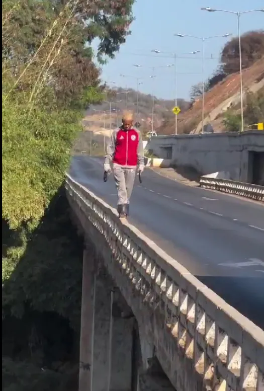 Homem é flagrado se equilibrando perigosamente sobre a ponte de General Carneiro em Sabará
