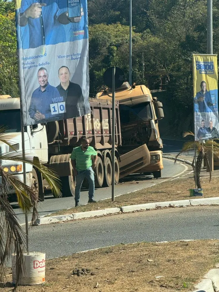 Acidente entre duas carretas em frente ao Condomínio Mangueiras no bairro Rosário causa grande congestionamento em Sabará