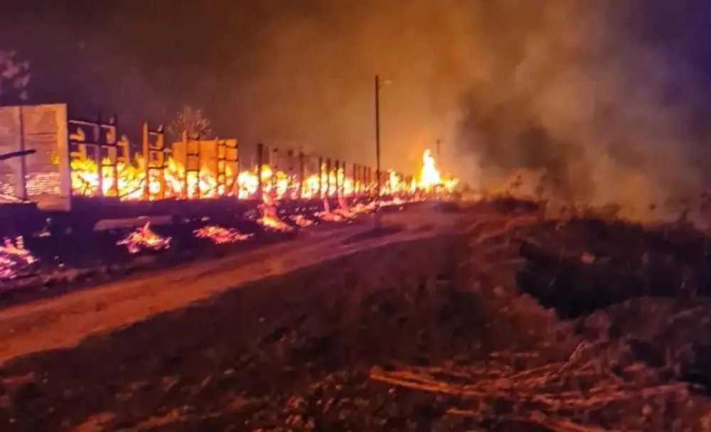 Incêndio atinge vagões de trem da Vale e viagens são suspensas em Minas Gerais