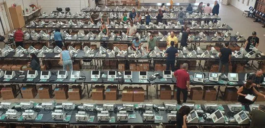 Cartórios eleitorais de Minas Gerais preparam urnas eletrônicas para o 1º turno das eleições 2024