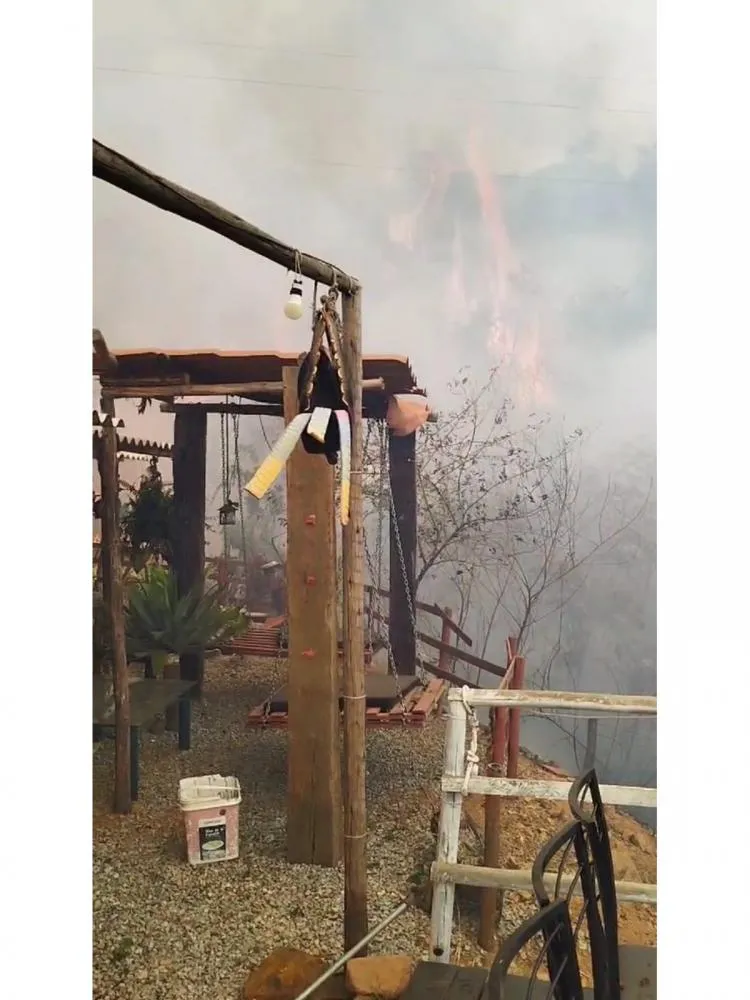 Moradores do bairro Bom Retiro em Sabará realizam força-tarefa para combater incêndio