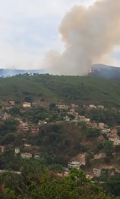 Fogo se espalha pela região dos Dois Irmãos e Morro São Francisco em Sabará: uma ameaça à vida e ao meio ambiente