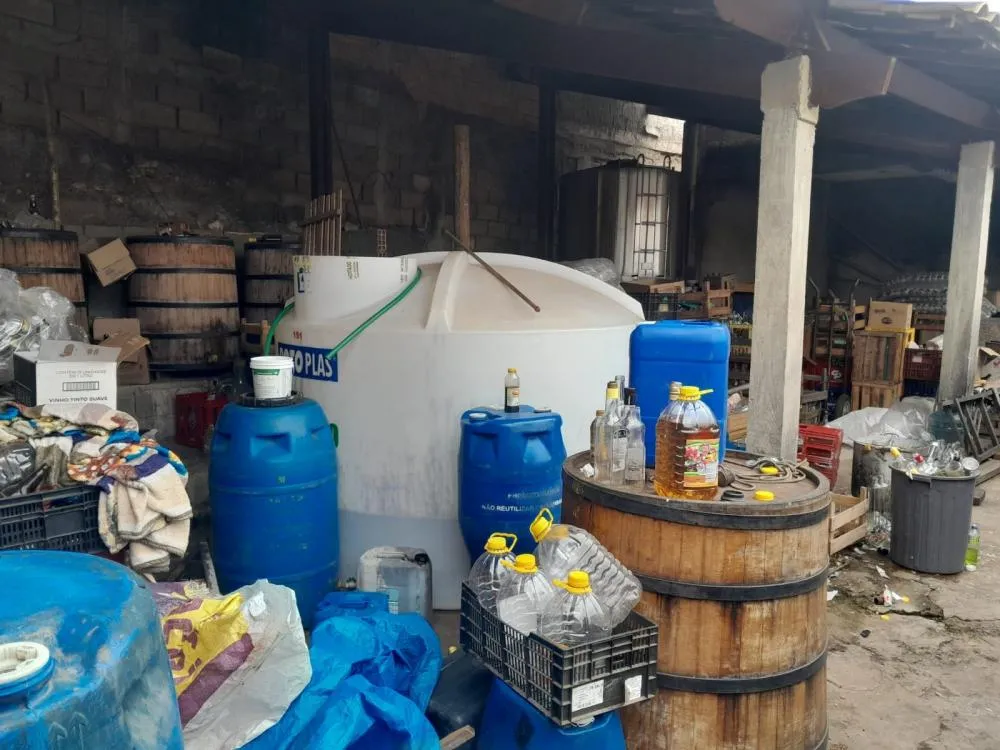 Polícia Civil de Sabará desmantela fábrica clandestina de bebidas alcoólicas