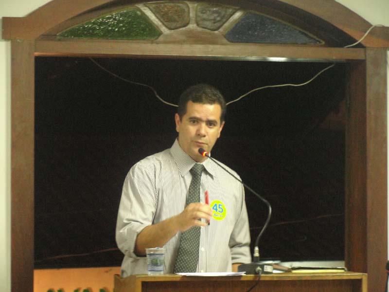 Vereador questiona verba gasta com empresa de equipamentos e construções