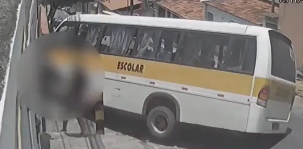 Vídeo: ônibus escolar desgovernado prensa adolescente contra muro no bairro Nossa Senhora de Fátima, em Sabará