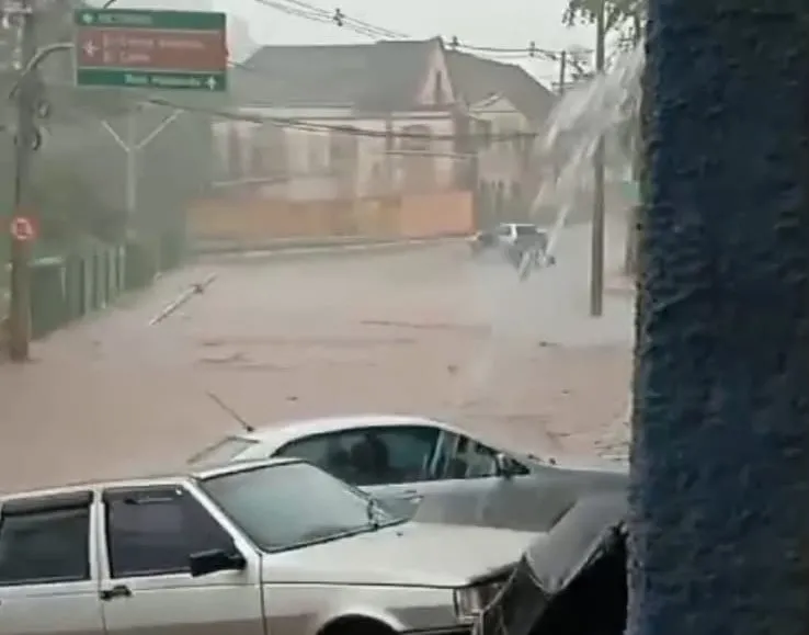 Chuva em Sabará revela falhas de infraestrutura urbana