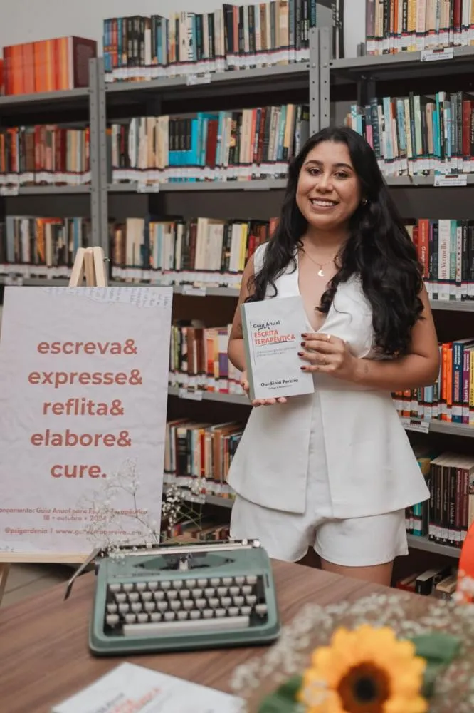 Lançamento do “Guia anual para escrita terapêutica” encanta público em Sabará