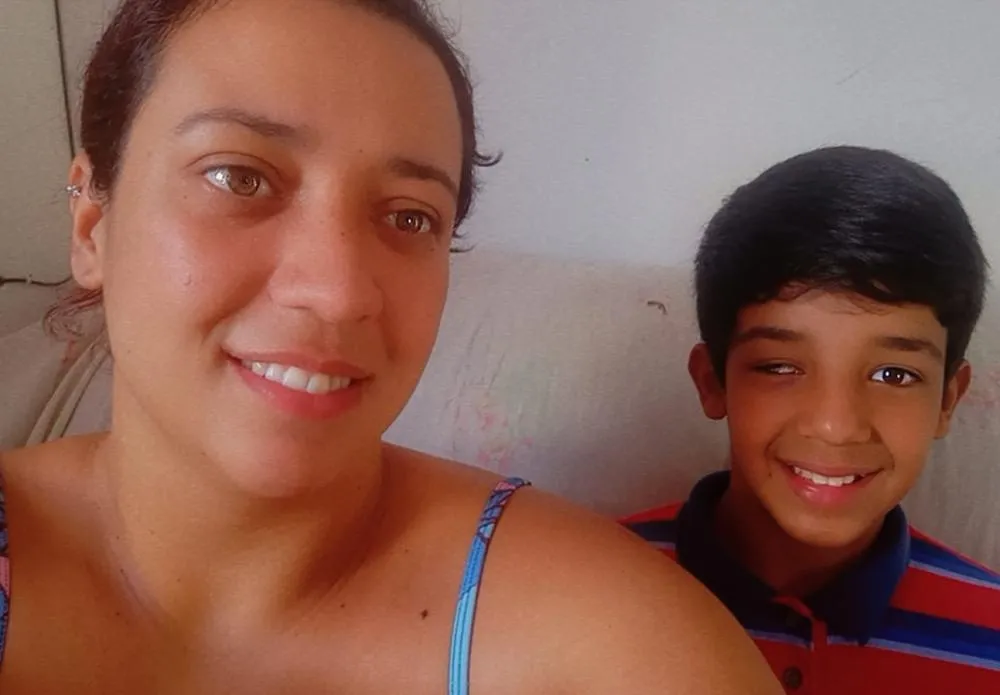 Mãe luta para realizar sonho de dar prótese ocular ao filho que perdeu a visão