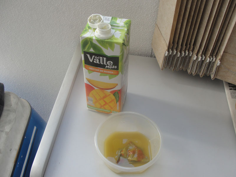 Consumidora se assusta ao abrir caixa de suco 