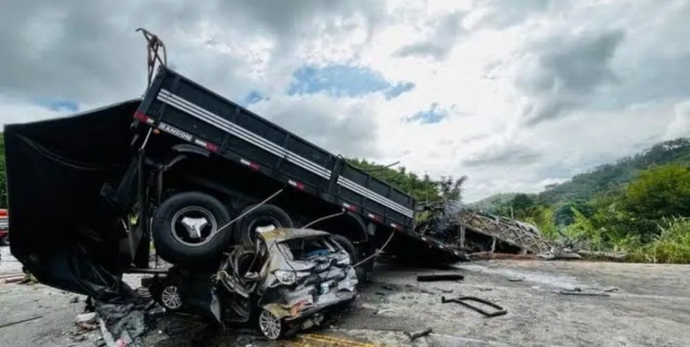 Tragédia na BR-116: Acidente entre ônibus e carreta deixa 22 mortos em Minas Gerais 