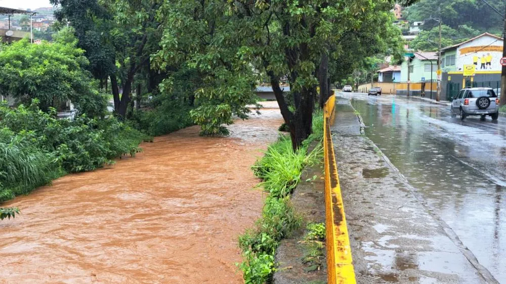 Chuva intensa eleva nível do rio Sabará e preocupa moradores