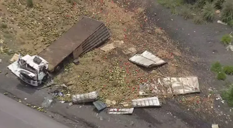 Caminhão carregado com melancias capota e motorista morre na BR-381, em Sabará