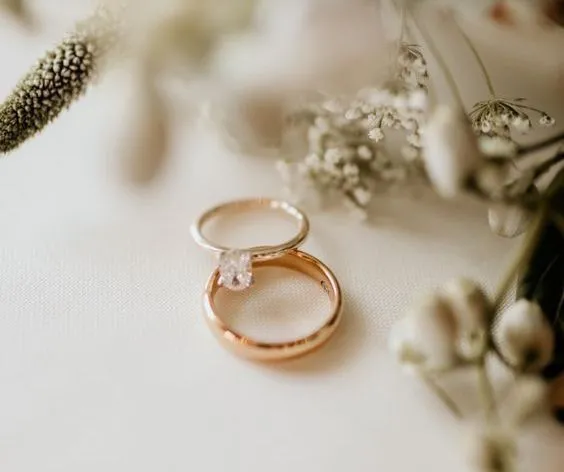 O significado dos sonhos com aliança: amor, estabilidade e novidades à vista