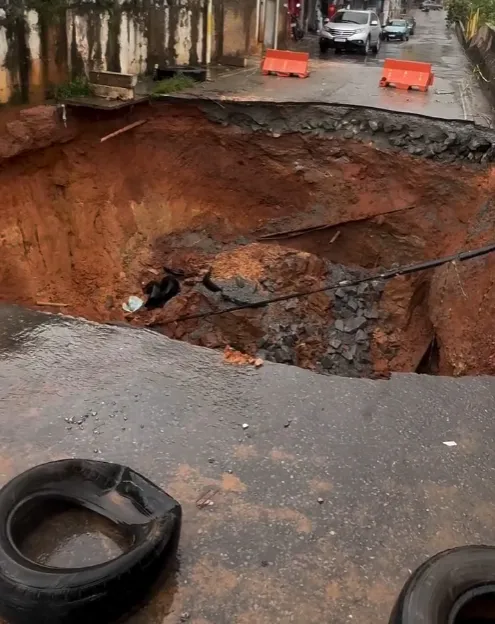Cratera na rua Ipatinga causa transtornos e riscos para moradores do bairro General Carneiro, em Sabará