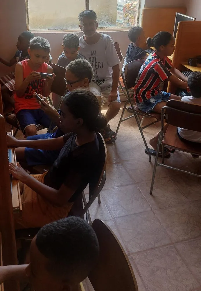 Inspirado pela mãe, guia turístico de Sabará criou projeto social que tira 150 crianças da situação de rua e vulnerabilidade usando tecnologia