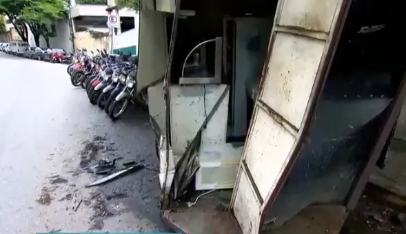 Carro invade trailer durante a madrugada e comerciante enfrenta prejuízo no bairro Ana Lúcia em Sabará