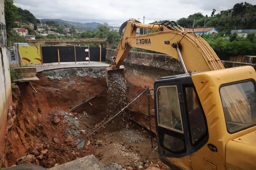 Prefeitura de Sabará acelera obras de recuperação de cratera no bairro General Carneiro