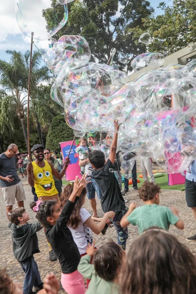 Festival de Bolhas Gigantes chega a Sabará neste domingo: diversão garantida para toda a família!