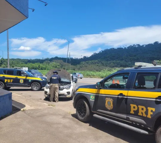 PRF recupera Fiat Mobi like roubado e prende os 4 ocupantes em Sabará