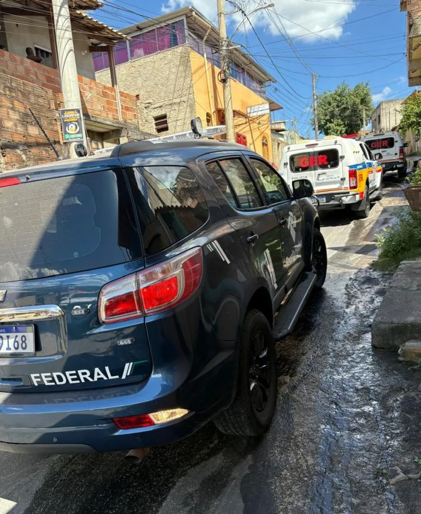 “Adegas do Crime”: Ação conjunta da PMMG, Receita Federal e Receita Estadual combate tráfico de drogas e contrabando de bebidas adulteradas