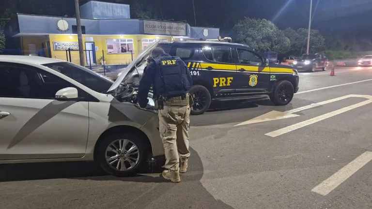 Yaris furtado em Ouro Branco (MG) é recuperado pela PRF na BR 381 em Sabará