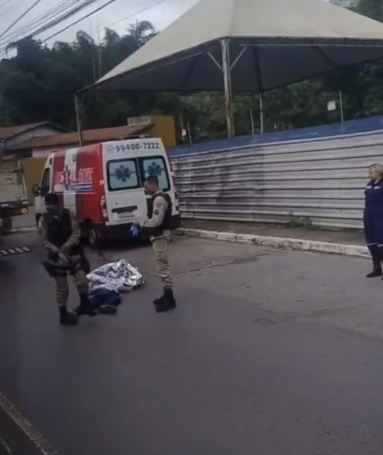 Briga termina em tragédia no Centro de Sabará: homem morre atropelado por carreta após ser empurrado. Agressor ainda não foi localizado
