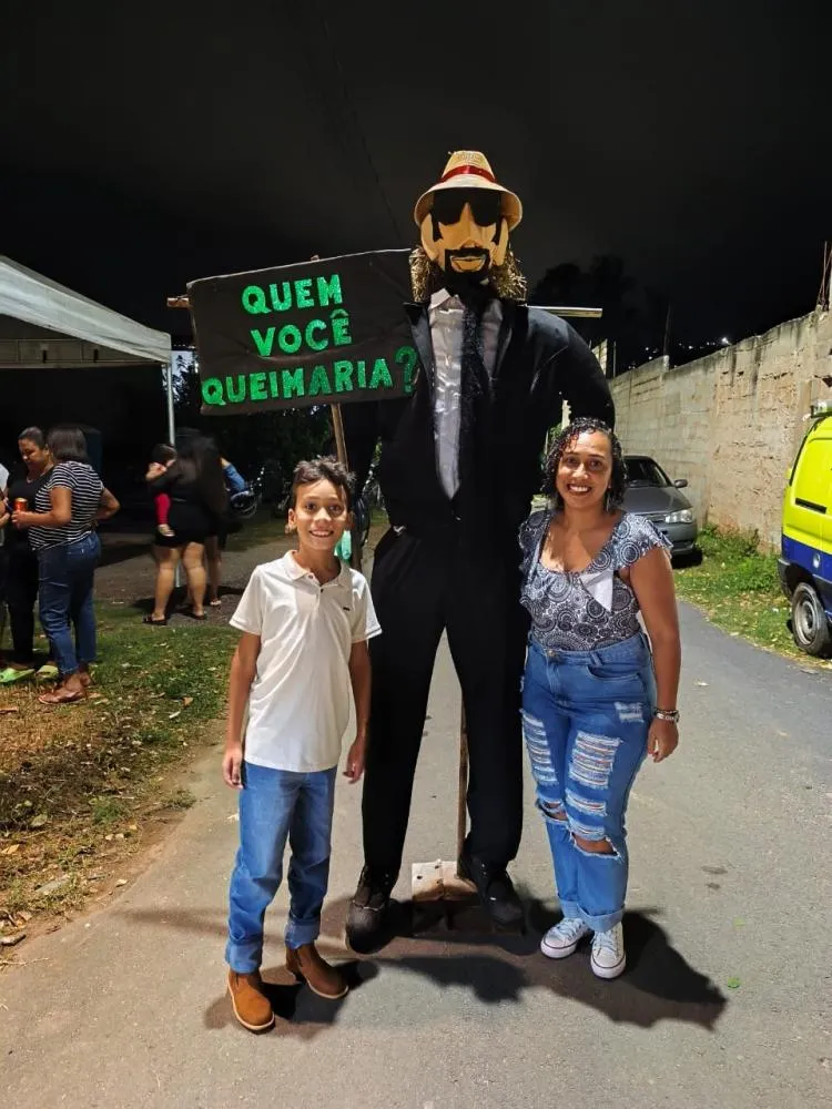 Queima do Judas volta a acontecer no bairro Paciência e resgata tradição popular em Sabará