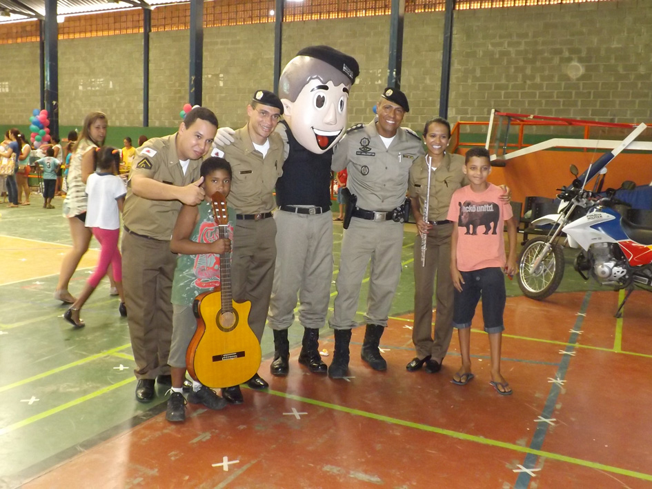 Polícia Militar faz festa de Natal presenteando crianças de escolas 