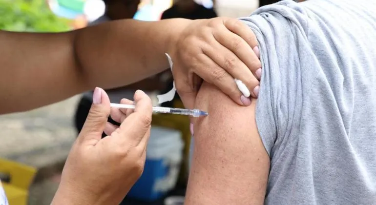 Surto de hepatite A em BH leva Prefeitura a ampliar vacinação para públicos específicos