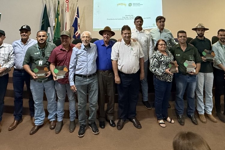 Produtores destaque do ATeG são premiados na Fenamilho