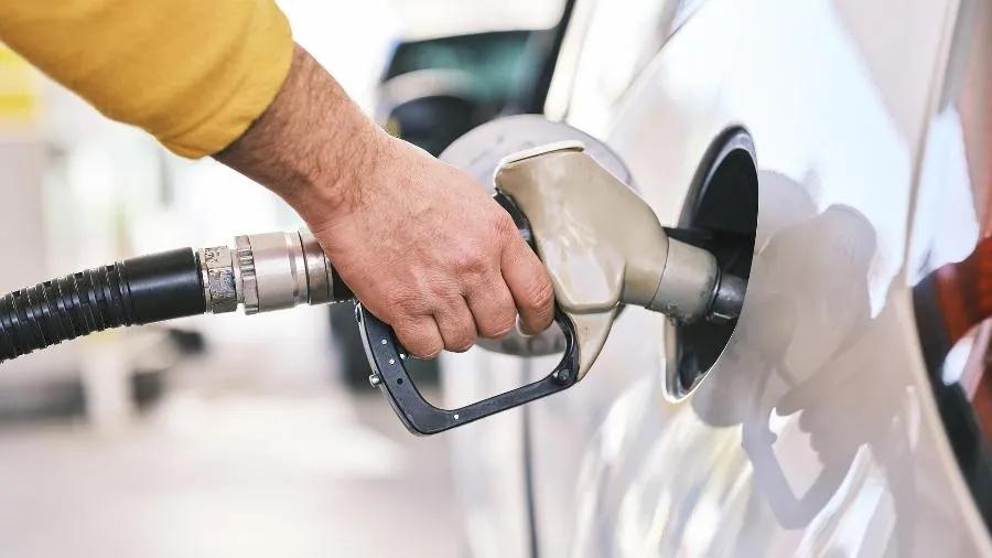 Gasolina e etanol ficam mais baratos em BH e região: Queda de preços e corte da petrobrás animam consumidores