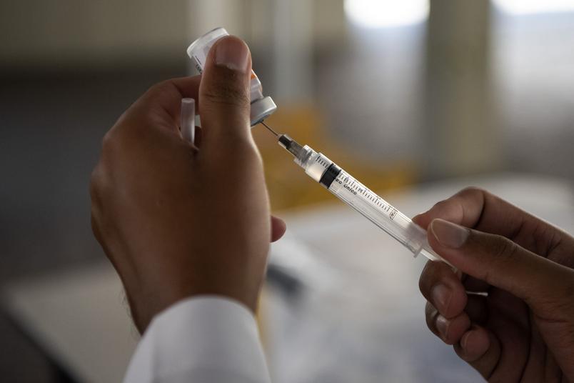 Idosos de 73 anos ou mais recebem a primeira dose de vacina nas regionais