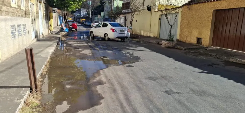 Esgoto a céu aberto no Centro de Sabará escancara descaso da Copasa com a população