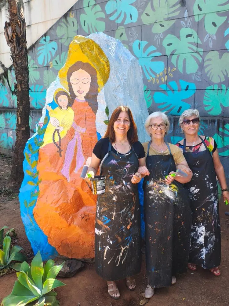Família Azevedo eterniza a fé em pintura emocionante sob a Ponte da Paciência em Sabará