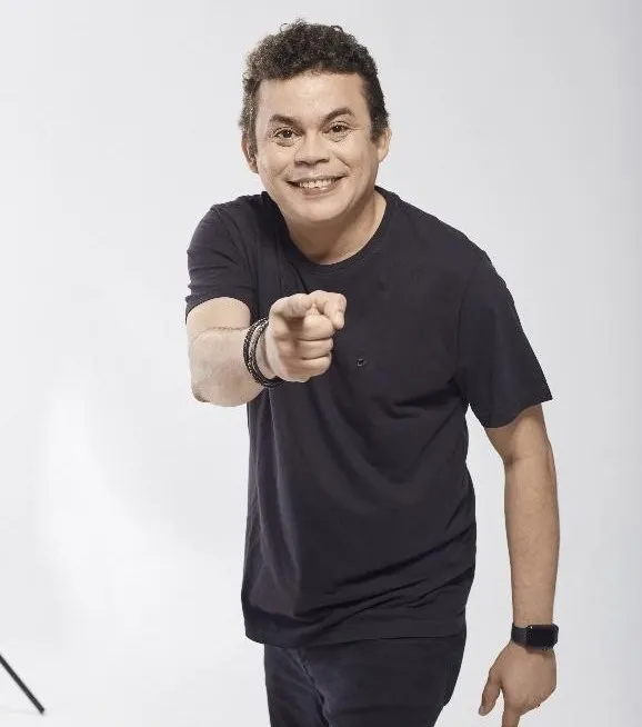 O humorista Emerson Ceará realiza seu novo show “Para-Raio de Maluco” em Sabará neste domingo
